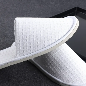 Ζεύγη Παντόφλες ΠΙΚΕ  - Polyfabric Κλειστή - Πικέ Πάχους 6mm - ΛΕΥΚΗ Συσκευασία 100τεμ σε χάρτινο κουτί